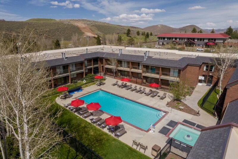 Aerial view of the DoubleTree Park City pool courtyard